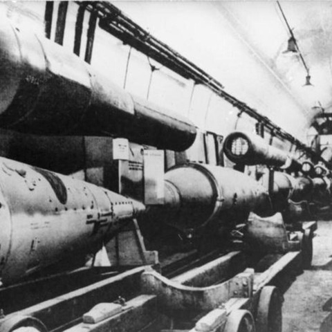 De ondergrondse assemblagelijn van de V1-vliegende bommen.